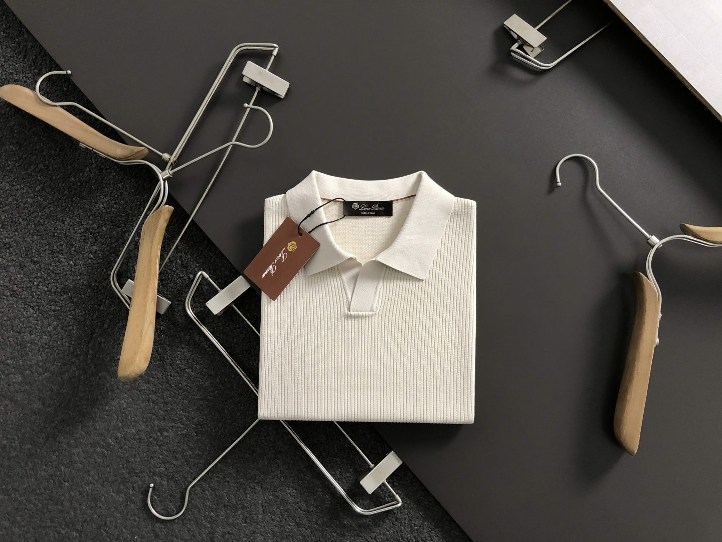 Loro piana*卡码拍小M-xxxl2026春夏短袖，以纯色百搭海鸥领主调，巧妙融入条纹面料元素，