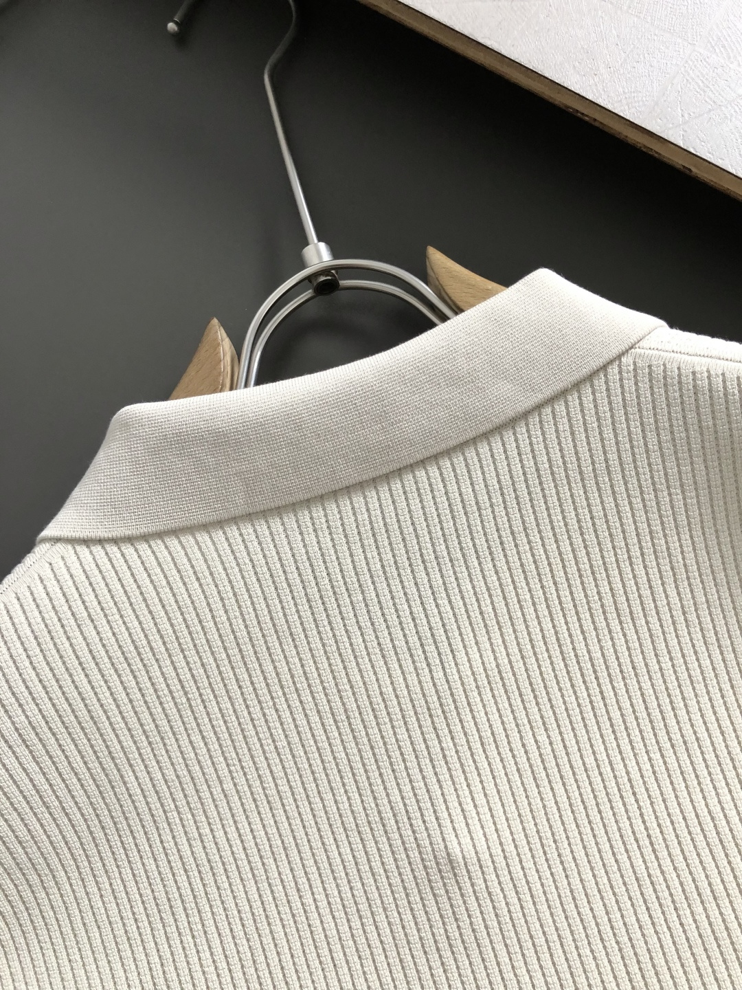 Loro piana*卡码拍小M-xxxl2026春夏短袖，以纯色百搭海鸥领主调，巧妙融入条纹面料元素，