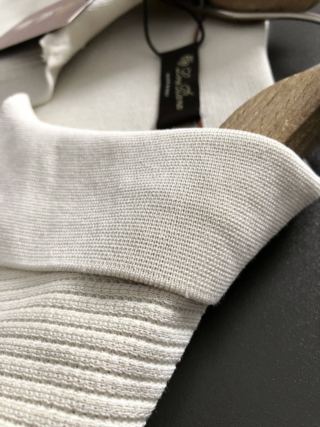 Loro piana*卡码拍小M-xxxl2026春夏短袖，以纯色百搭海鸥领主调，巧妙融入条纹面料元素，