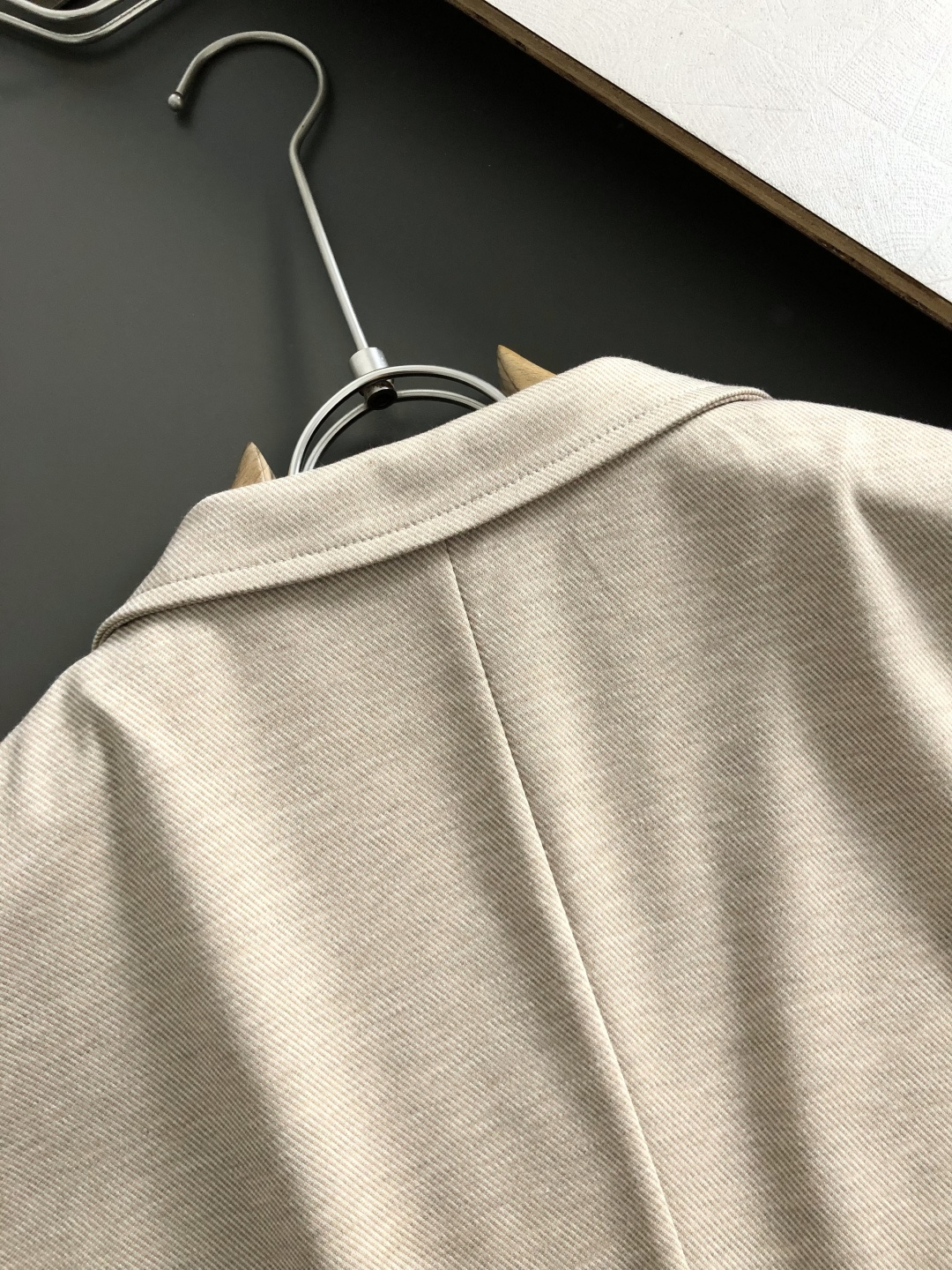 Loro piana*卡码拍小m-xxxl2026春夏短袖，以老钱风纯色百搭金属扣为主调，巧妙专柜五金元