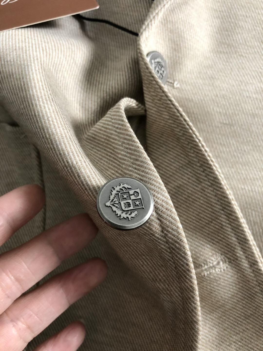 Loro piana*卡码拍小m-xxxl2026春夏短袖，以老钱风纯色百搭金属扣为主调，巧妙专柜五金元