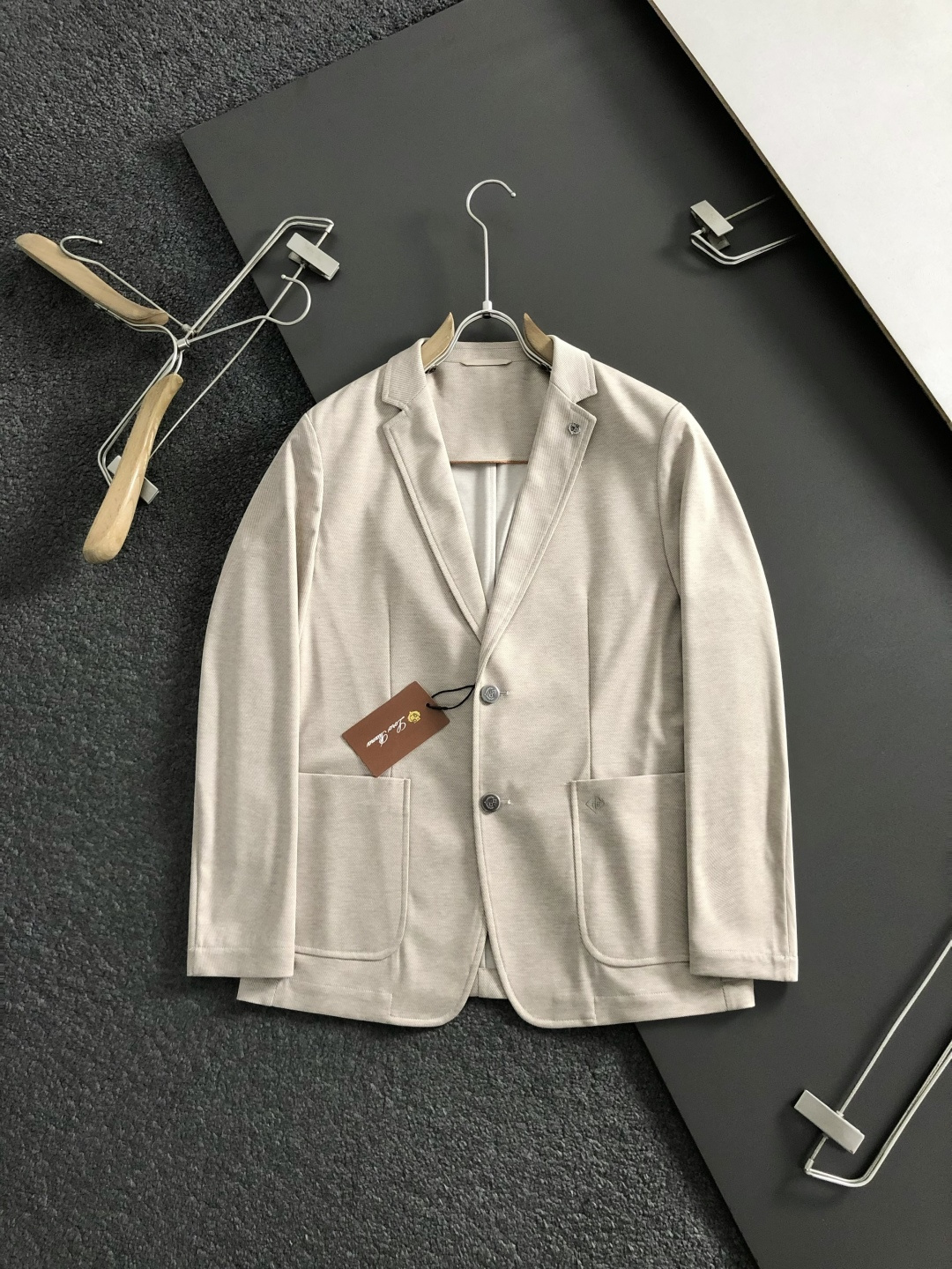 Loro piana*卡码拍小m-xxxl2026春夏短袖，以老钱风纯色百搭金属扣为主调，巧妙专柜五金元