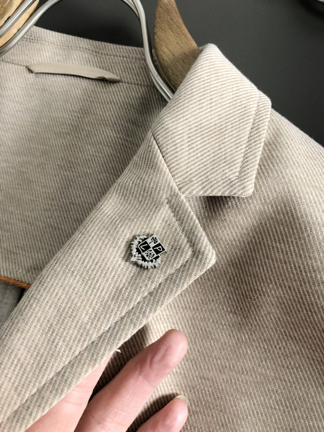 Loro piana*卡码拍小m-xxxl2026春夏短袖，以老钱风纯色百搭金属扣为主调，巧妙专柜五金元