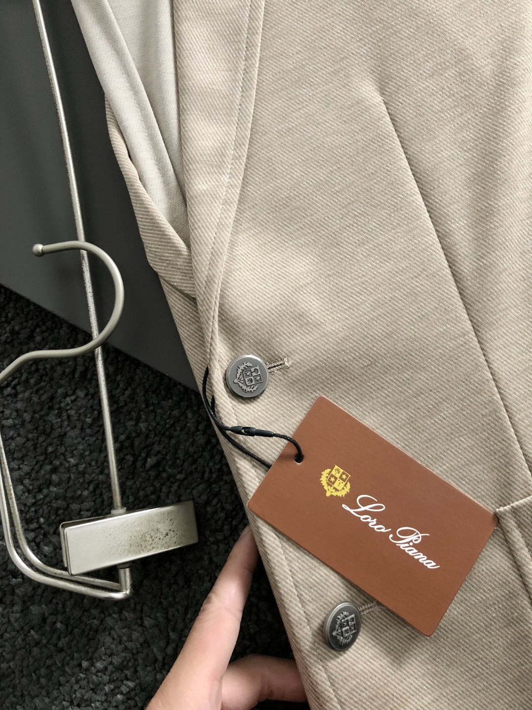 Loro piana*卡码拍小m-xxxl2026春夏短袖，以老钱风纯色百搭金属扣为主调，巧妙专柜五金元