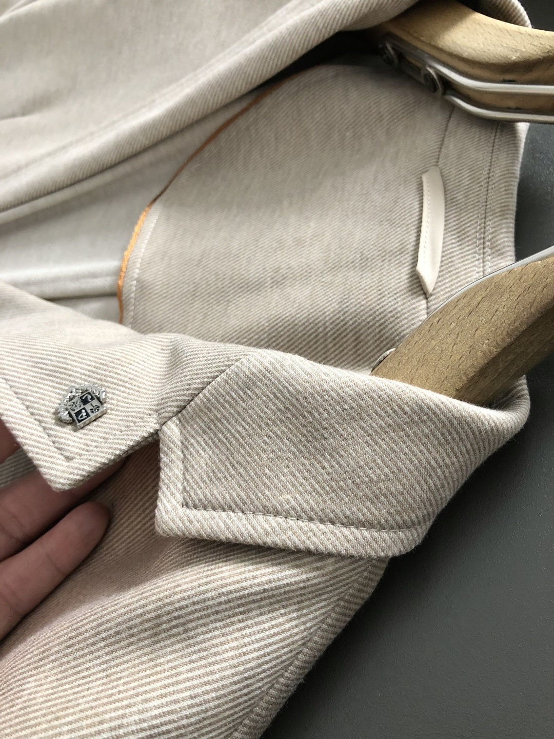 Loro piana*卡码拍小m-xxxl2026春夏短袖，以老钱风纯色百搭金属扣为主调，巧妙专柜五金元