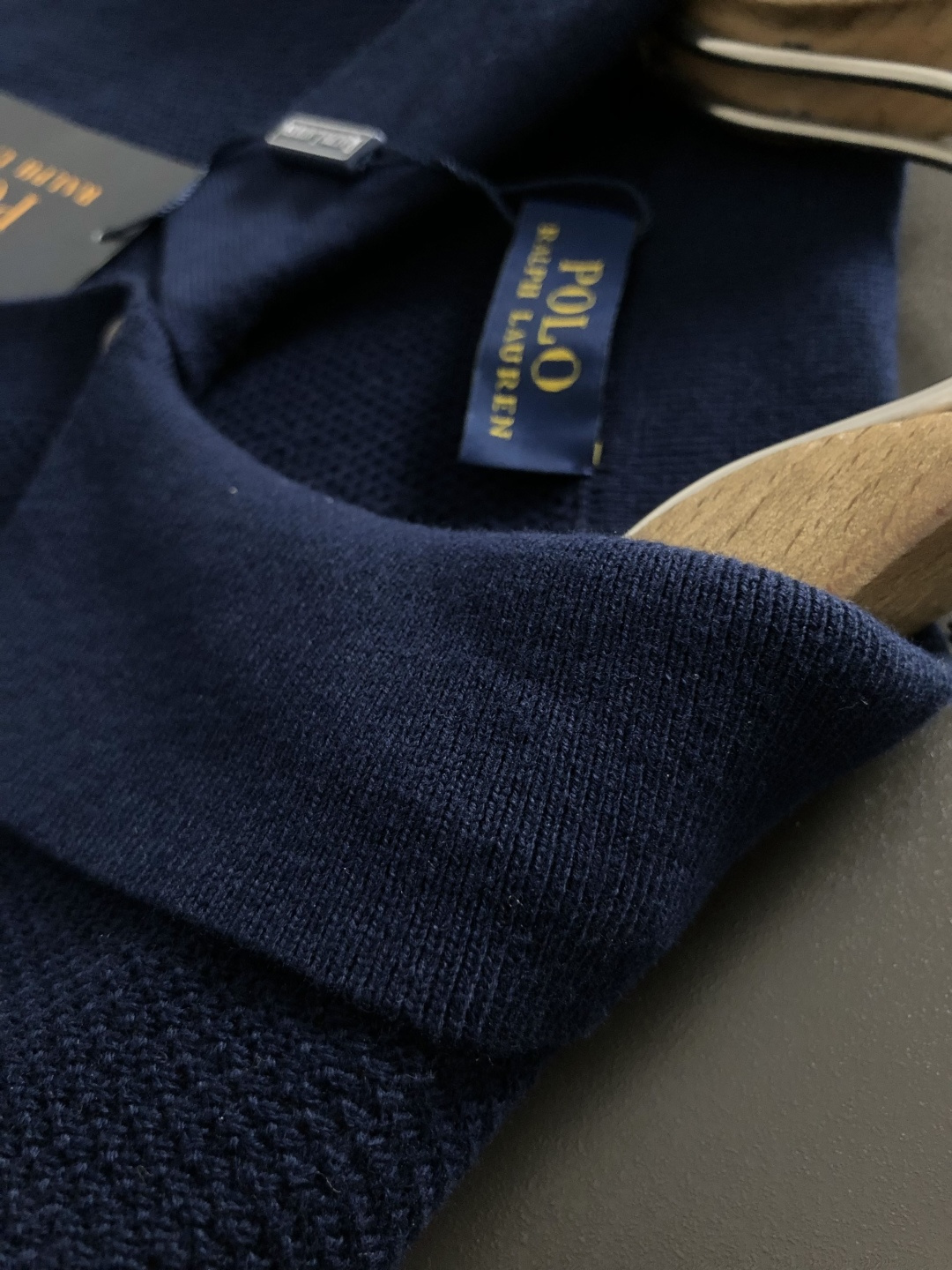 *Polo*卡码拍小S-Xl2026羊毛短袖，以老钱风口袋骑士刺绣主调，巧妙融入面料类纯色百搭元素，打破