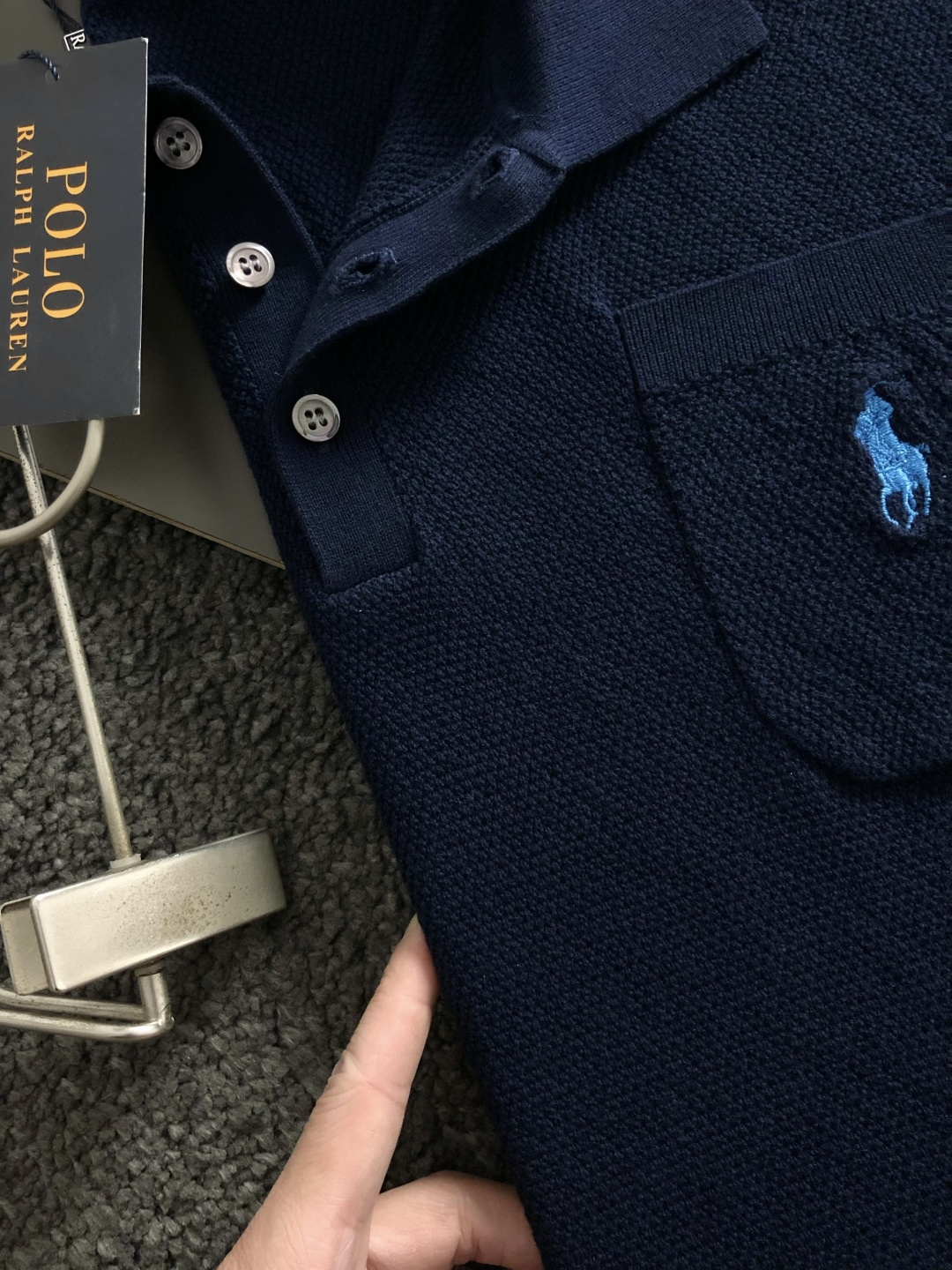 *Polo*卡码拍小S-Xl2026羊毛短袖，以老钱风口袋骑士刺绣主调，巧妙融入面料类纯色百搭元素，打破