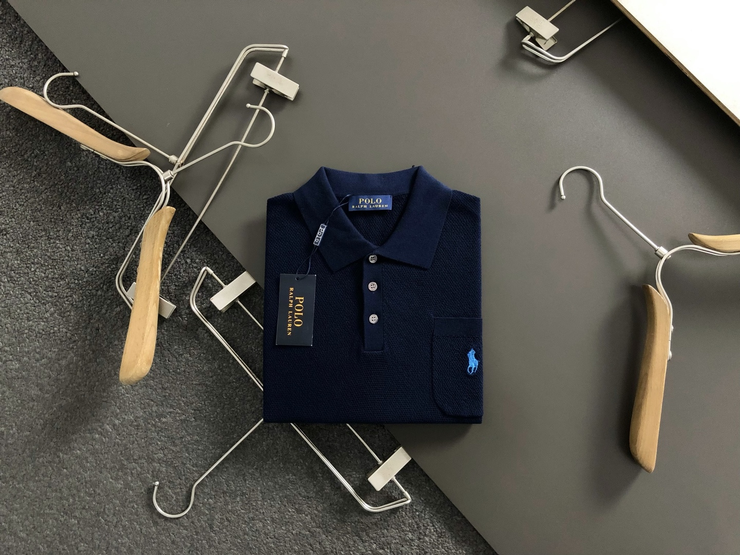 *Polo*卡码拍小S-Xl2026羊毛短袖，以老钱风口袋骑士刺绣主调，巧妙融入面料类纯色百搭元素，打破