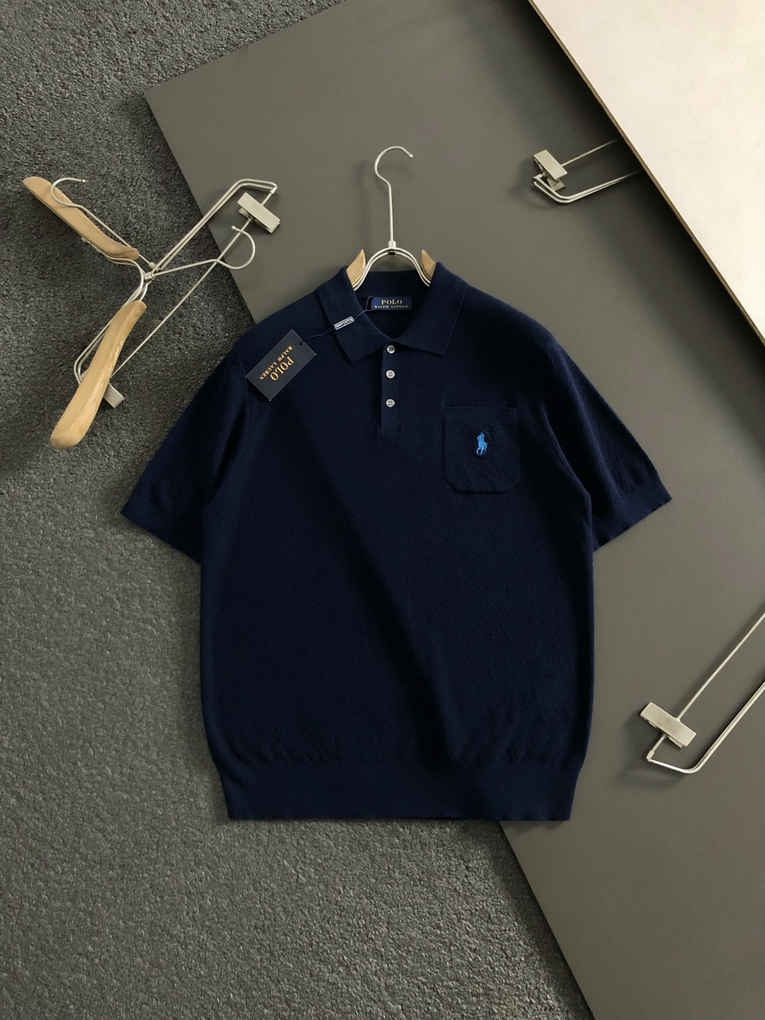 *Polo*卡码拍小S-Xl2026羊毛短袖，以老钱风口袋骑士刺绣主调，巧妙融入面料类纯色百搭元素，打破