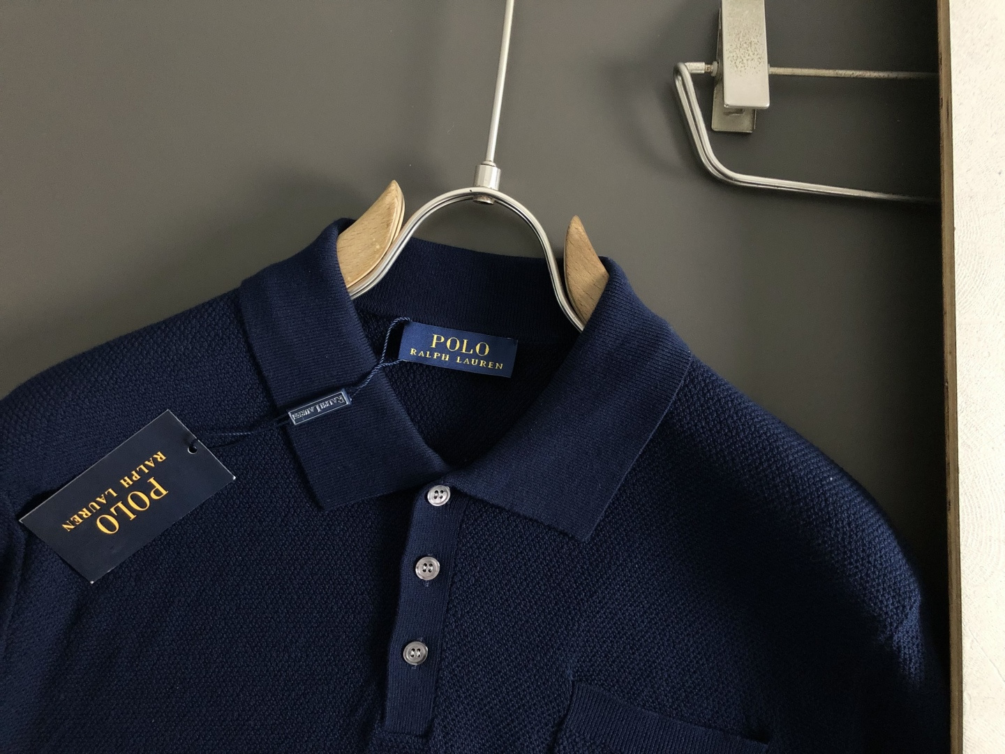 *Polo*卡码拍小S-Xl2026羊毛短袖，以老钱风口袋骑士刺绣主调，巧妙融入面料类纯色百搭元素，打破