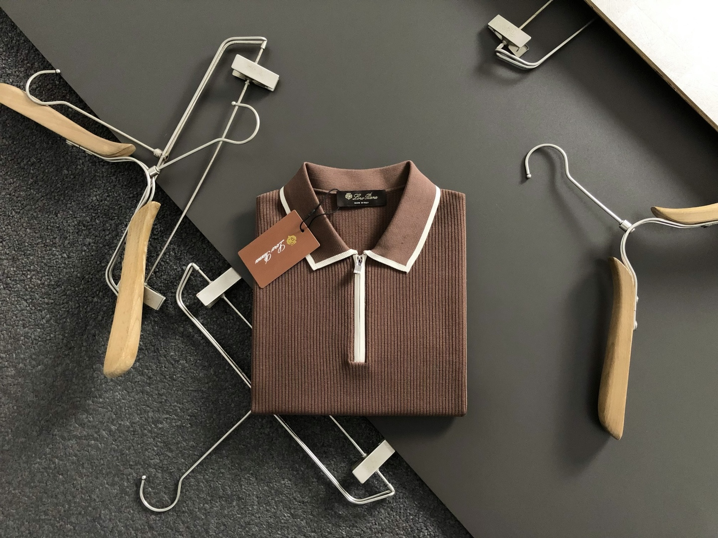 Loro piana*正码正拍M-xxxl2026春夏短袖，以咖色撞色拉链领口主调，巧妙融入条纹面料元素