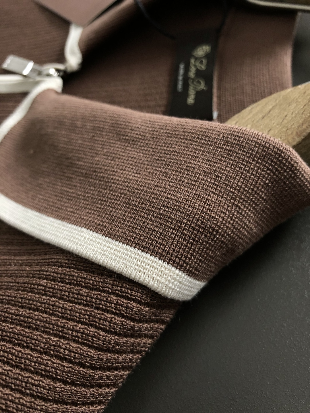Loro piana*正码正拍M-xxxl2026春夏短袖，以咖色撞色拉链领口主调，巧妙融入条纹面料元素
