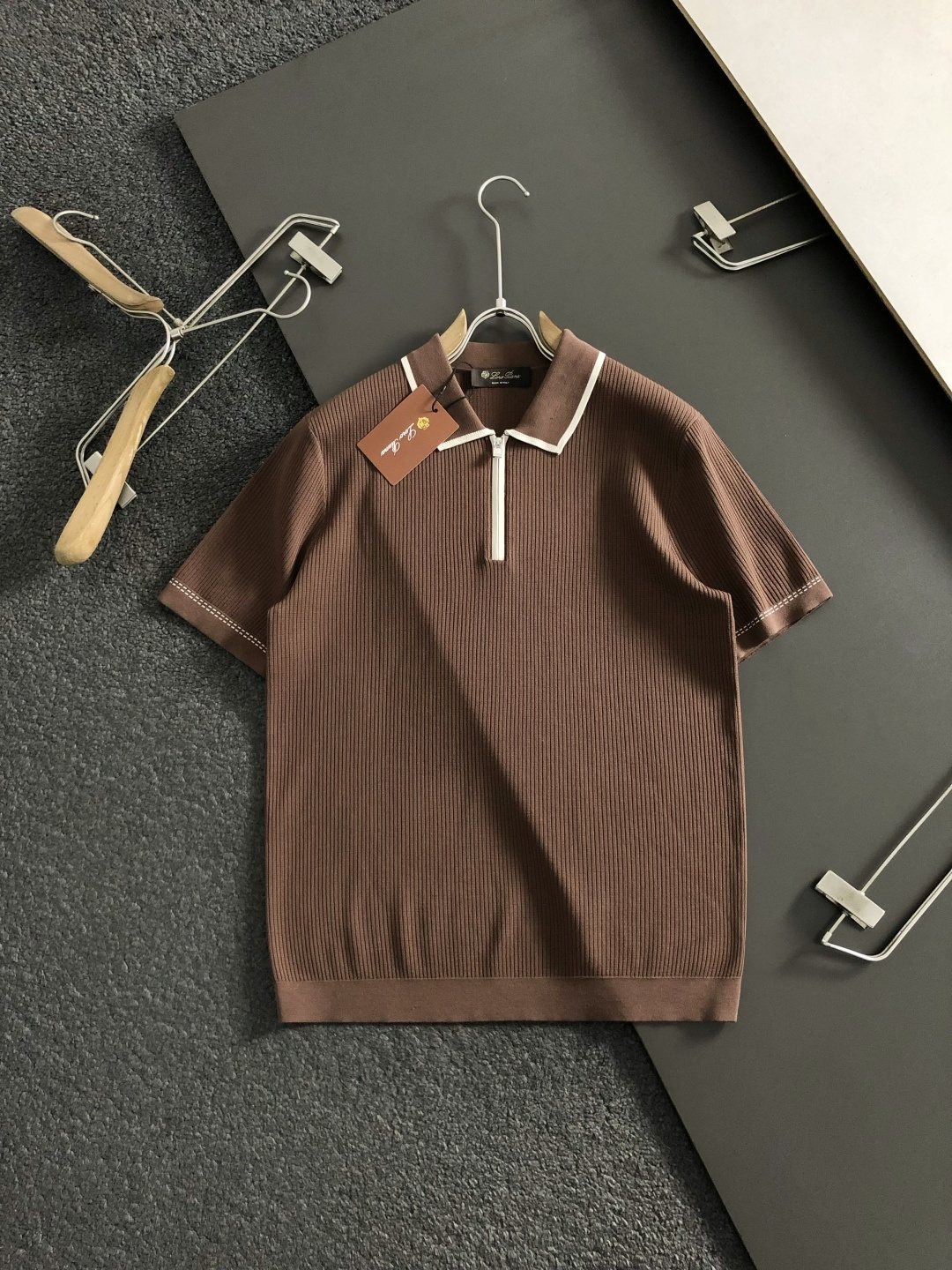 Loro piana*正码正拍M-xxxl2026春夏短袖，以咖色撞色拉链领口主调，巧妙融入条纹面料元素