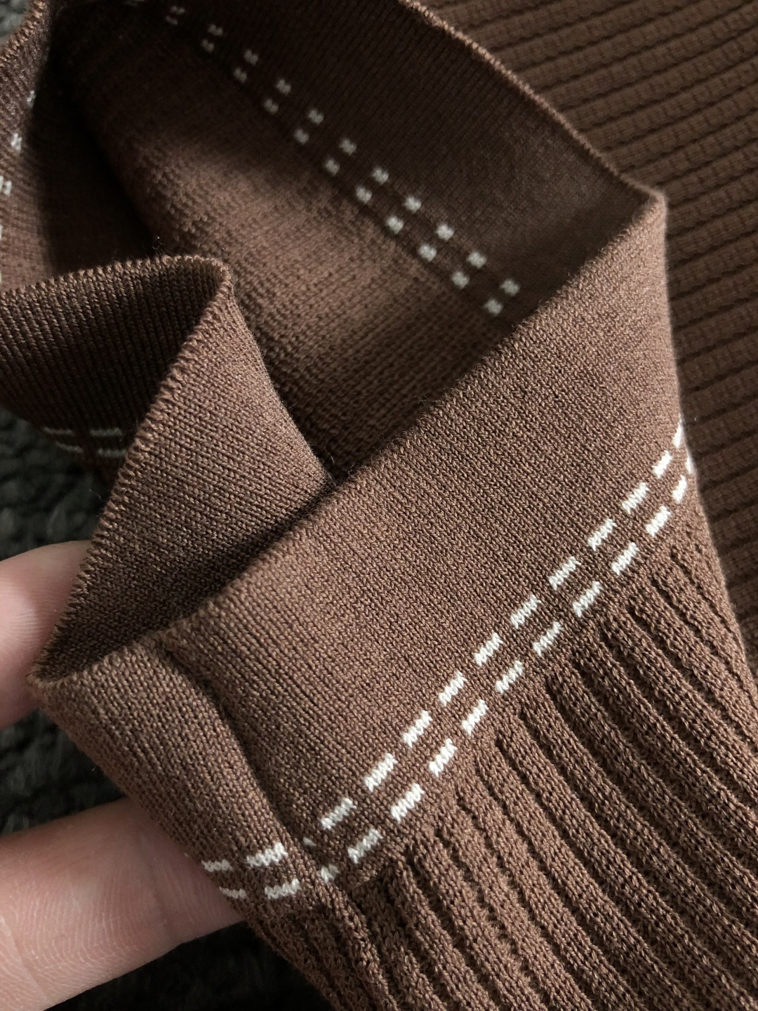 Loro piana*正码正拍M-xxxl2026春夏短袖，以咖色撞色拉链领口主调，巧妙融入条纹面料元素