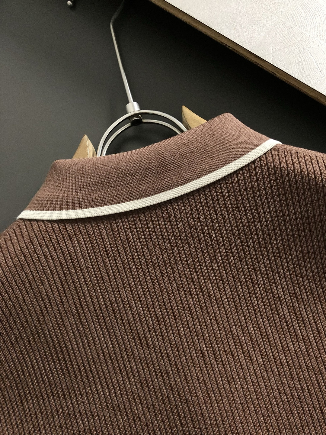 Loro piana*正码正拍M-xxxl2026春夏短袖，以咖色撞色拉链领口主调，巧妙融入条纹面料元素