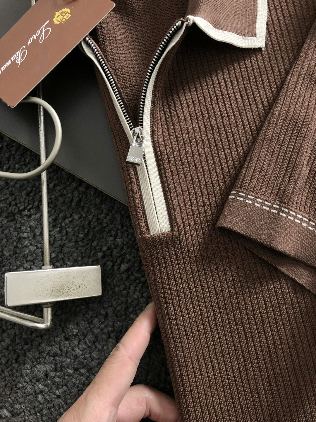 Loro piana*正码正拍M-xxxl2026春夏短袖，以咖色撞色拉链领口主调，巧妙融入条纹面料元素