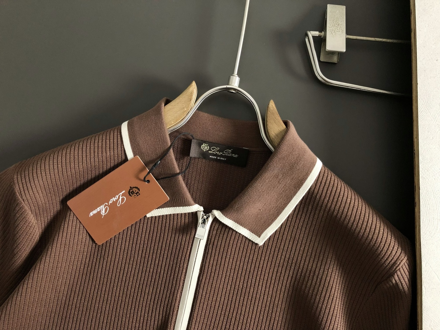Loro piana*正码正拍M-xxxl2026春夏短袖，以咖色撞色拉链领口主调，巧妙融入条纹面料元素