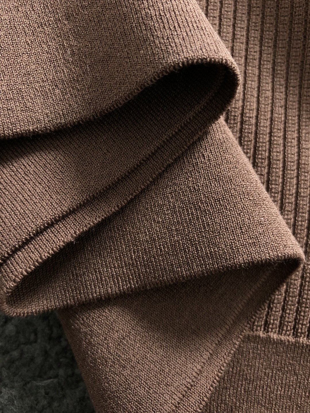 Loro piana*正码正拍M-xxxl2026春夏短袖，以咖色撞色拉链领口主调，巧妙融入条纹面料元素