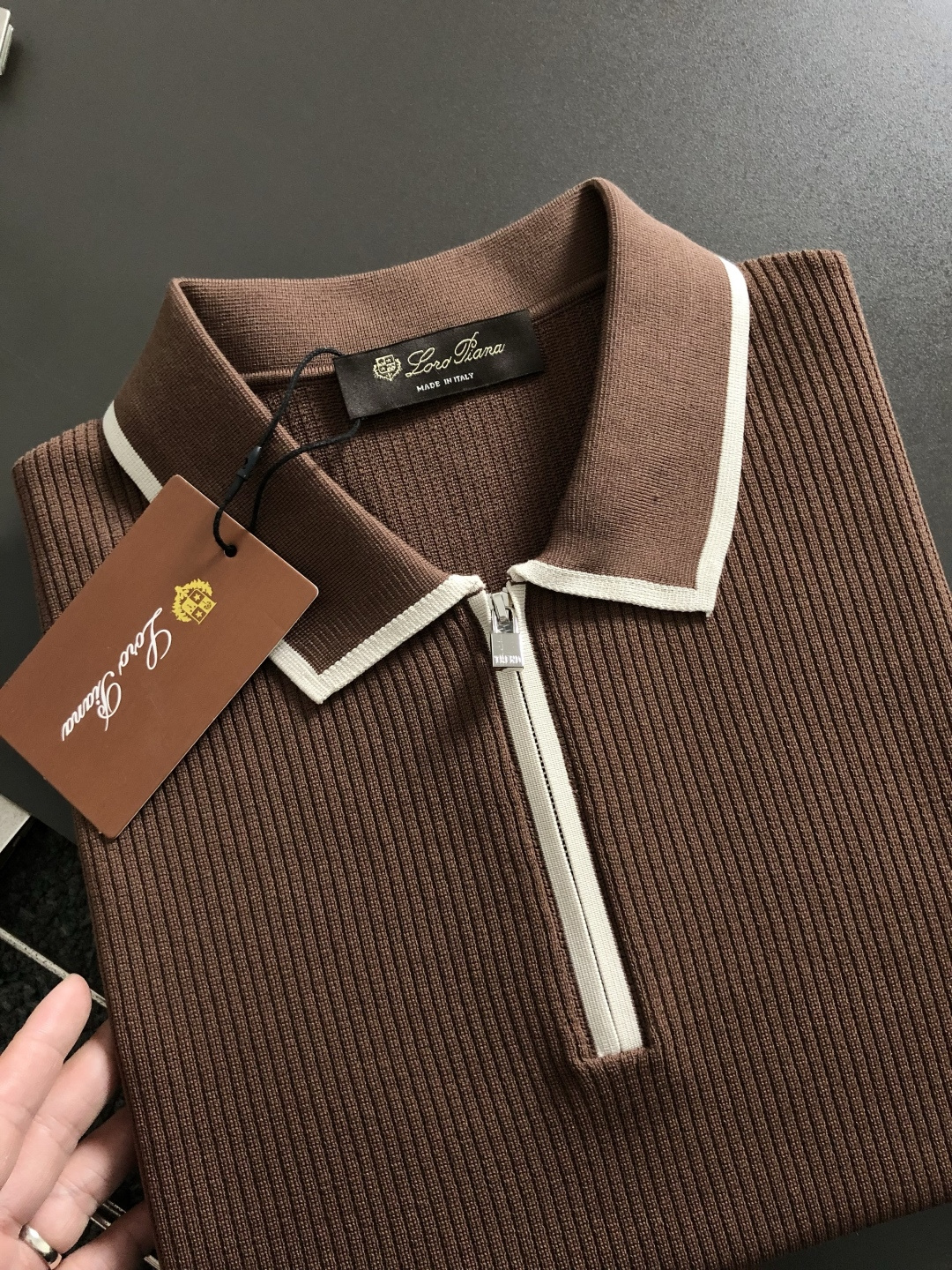 Loro piana*正码正拍M-xxxl2026春夏短袖，以咖色撞色拉链领口主调，巧妙融入条纹面料元素
