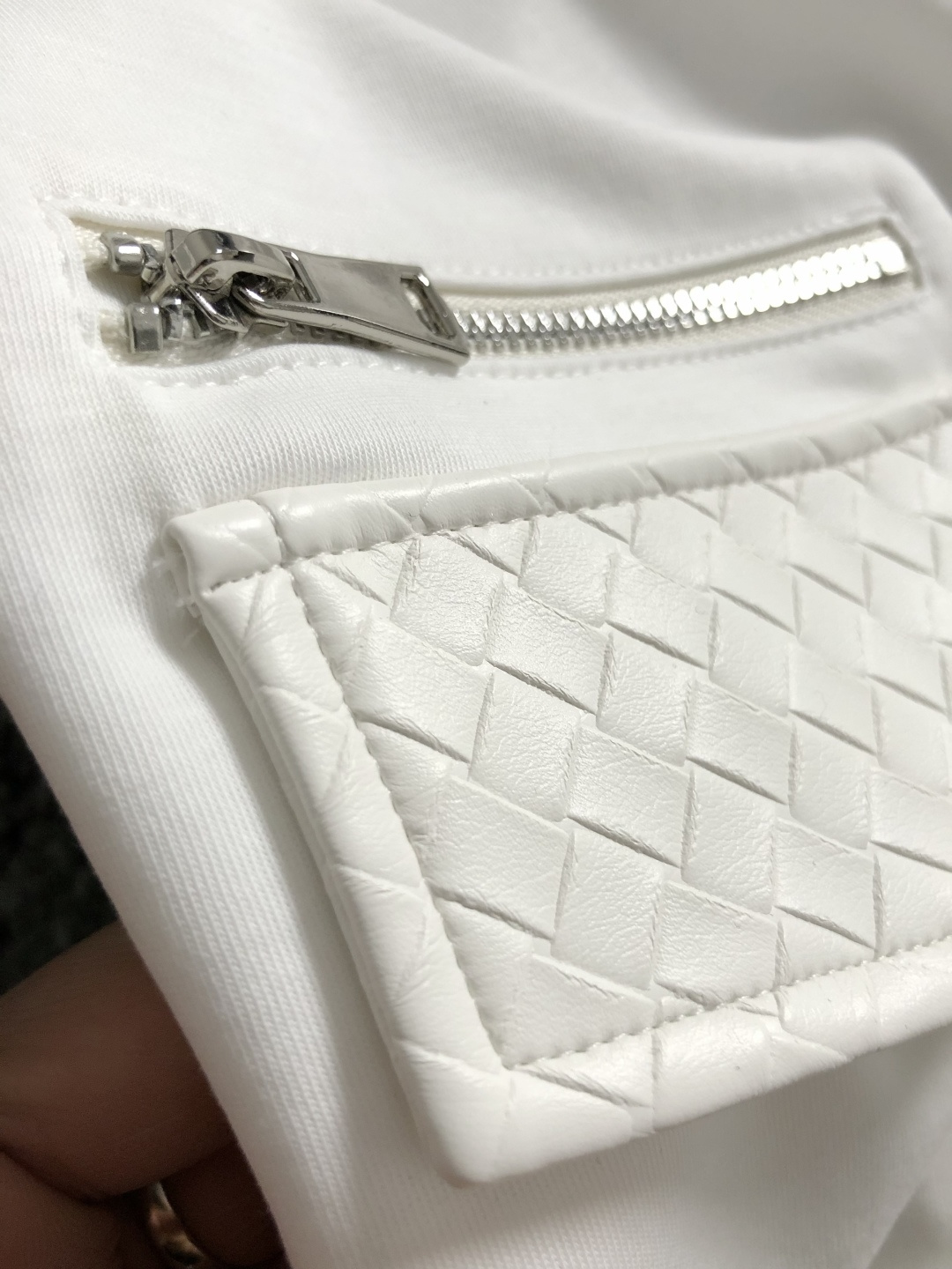 L牌**卡码拍小M-xxxl2026春夏短袖，以真皮拼接口袋款字母刺绣主调，巧妙拼接元素，打破传统短袖的