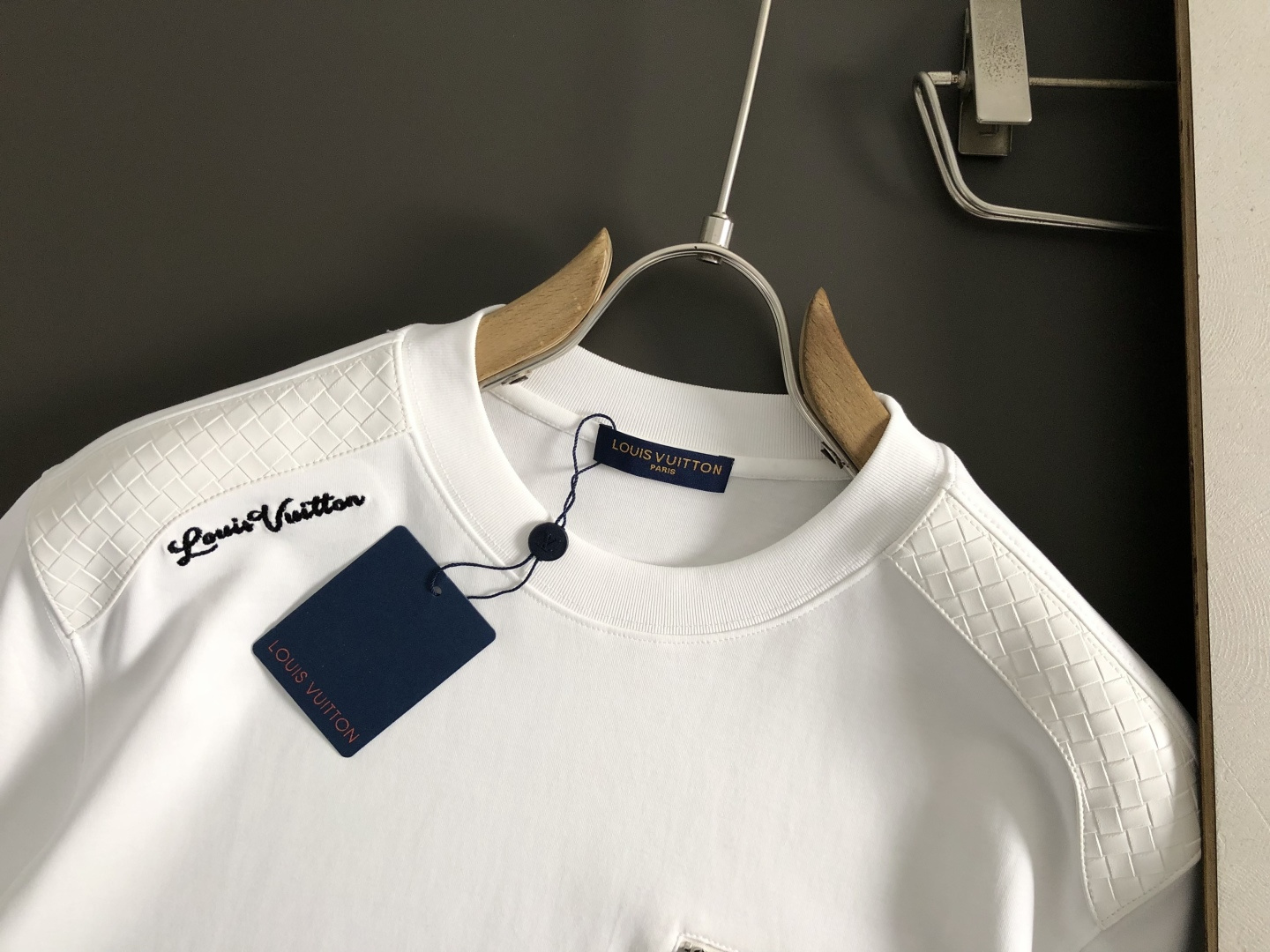 L牌**卡码拍小M-xxxl2026春夏短袖，以真皮拼接口袋款字母刺绣主调，巧妙拼接元素，打破传统短袖的