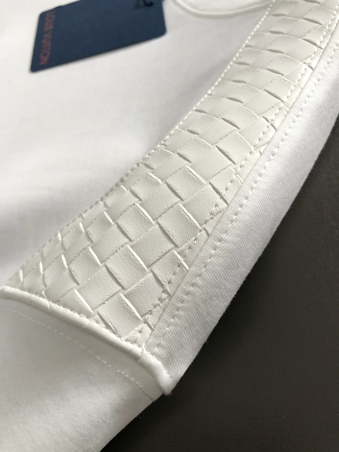 L牌**卡码拍小M-xxxl2026春夏短袖，以真皮拼接口袋款字母刺绣主调，巧妙拼接元素，打破传统短袖的