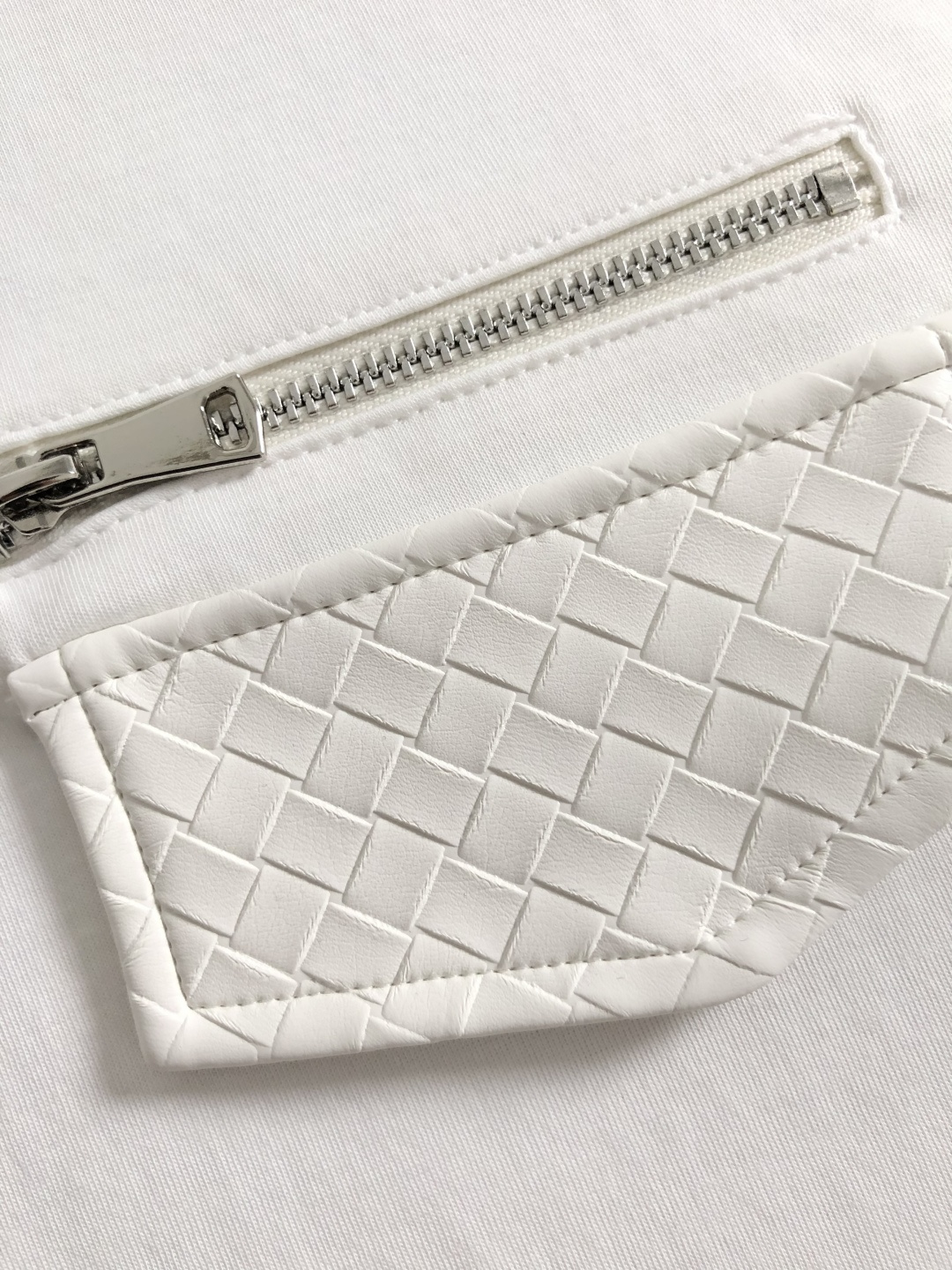 L牌**卡码拍小M-xxxl2026春夏短袖，以真皮拼接口袋款字母刺绣主调，巧妙拼接元素，打破传统短袖的