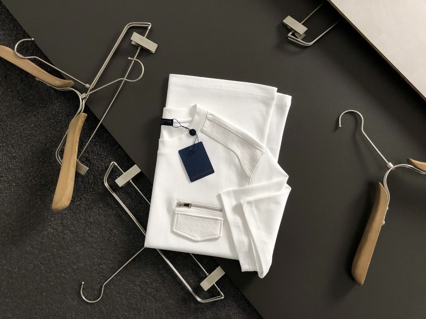 L牌**卡码拍小M-xxxl2026春夏短袖，以真皮拼接口袋款字母刺绣主调，巧妙拼接元素，打破传统短袖的