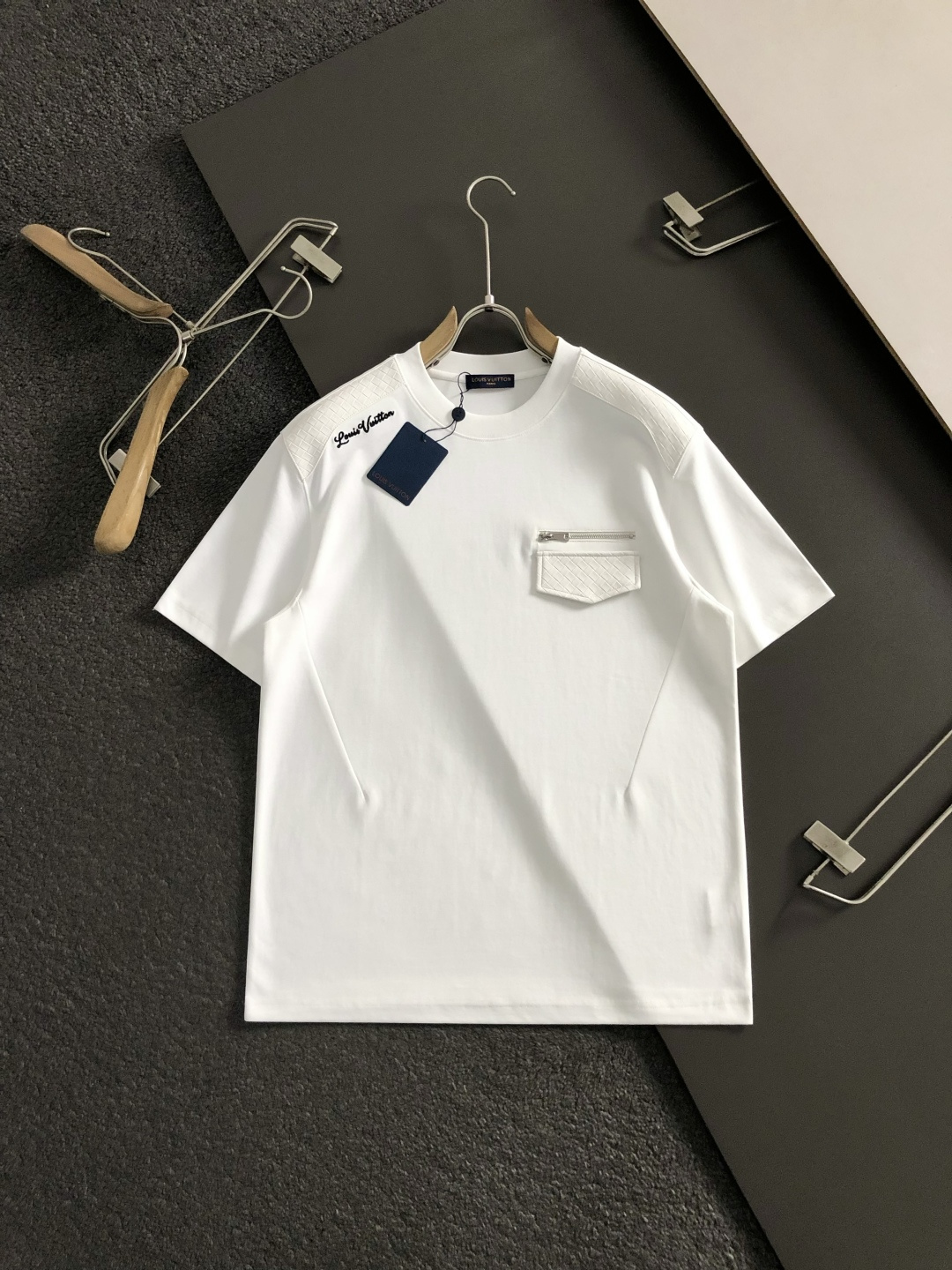 L牌**卡码拍小M-xxxl2026春夏短袖，以真皮拼接口袋款字母刺绣主调，巧妙拼接元素，打破传统短袖的