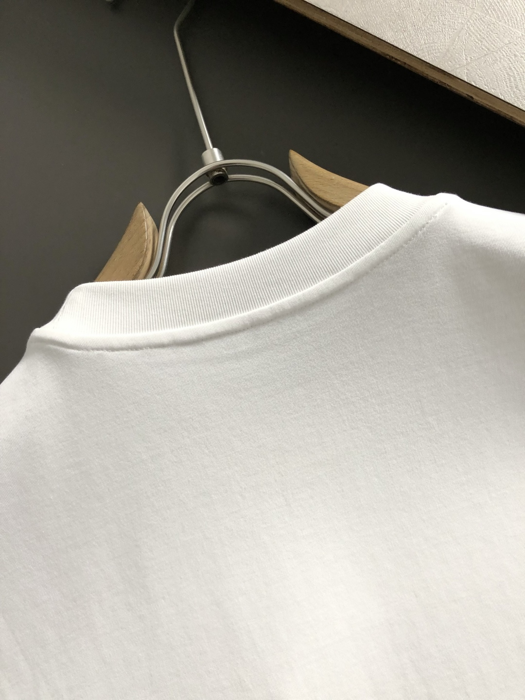 L牌**卡码拍小M-xxxl2026春夏短袖，以真皮拼接口袋款字母刺绣主调，巧妙拼接元素，打破传统短袖的