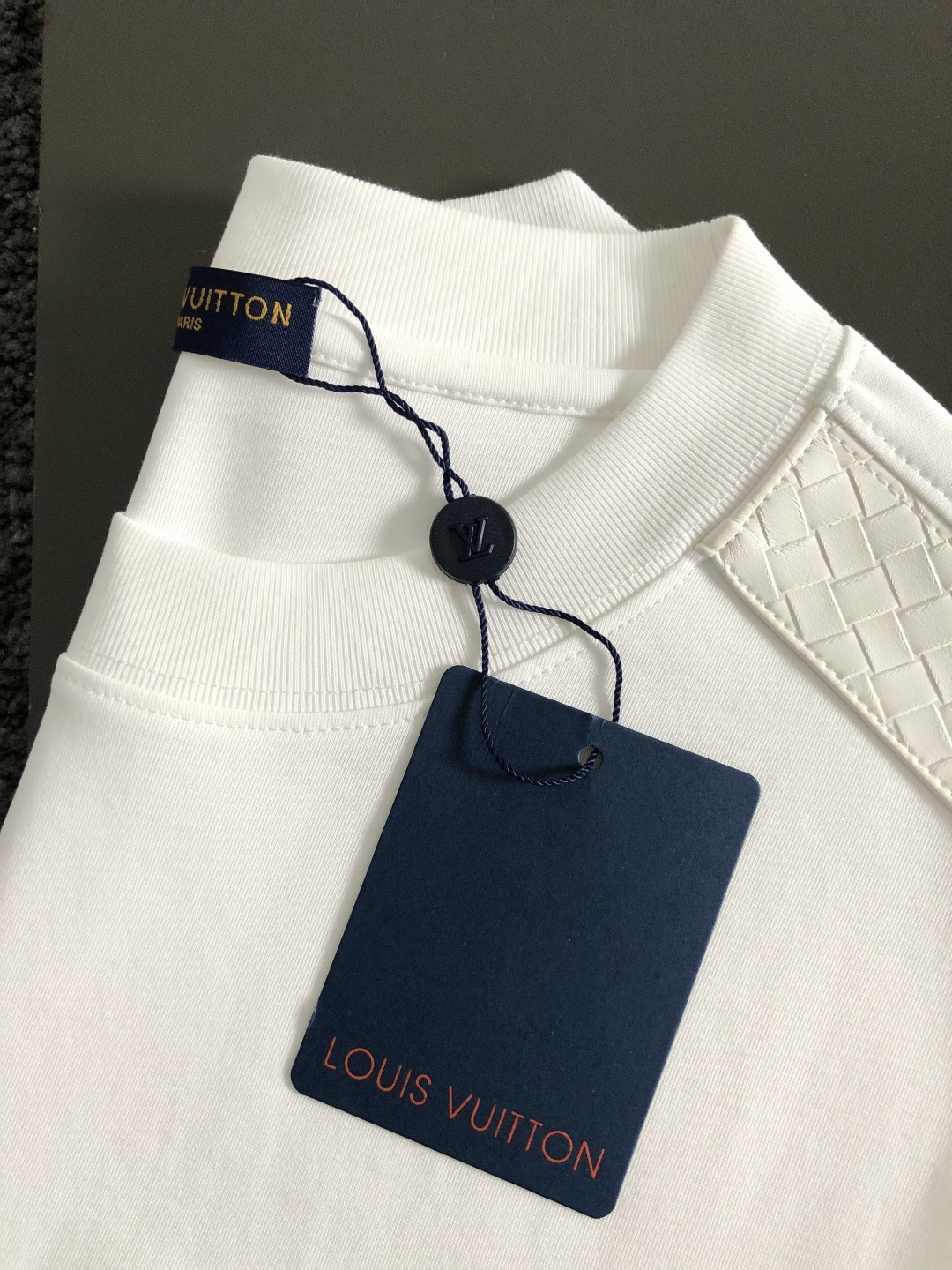 L牌**卡码拍小M-xxxl2026春夏短袖，以真皮拼接口袋款字母刺绣主调，巧妙拼接元素，打破传统短袖的