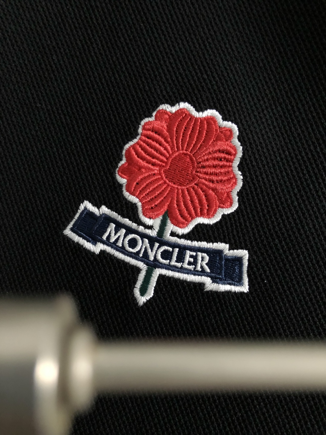 mon*正码正牌M-xxxl2026春夏短袖，以花朵滨湖字母刺绣主调，巧妙Polo领口提花元素，打破传统