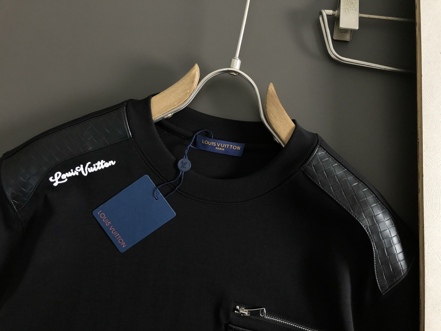 L牌**卡码拍小M-xxxl2026春夏短袖，以真皮拼接口袋款字母刺绣主调，巧妙拼接元素，打破传统短袖的