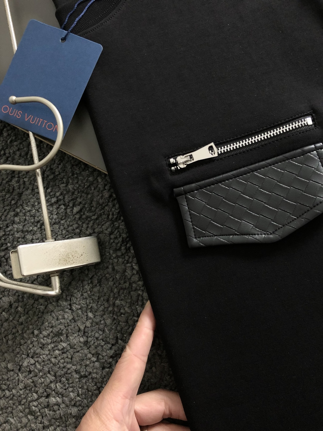 L牌**卡码拍小M-xxxl2026春夏短袖，以真皮拼接口袋款字母刺绣主调，巧妙拼接元素，打破传统短袖的