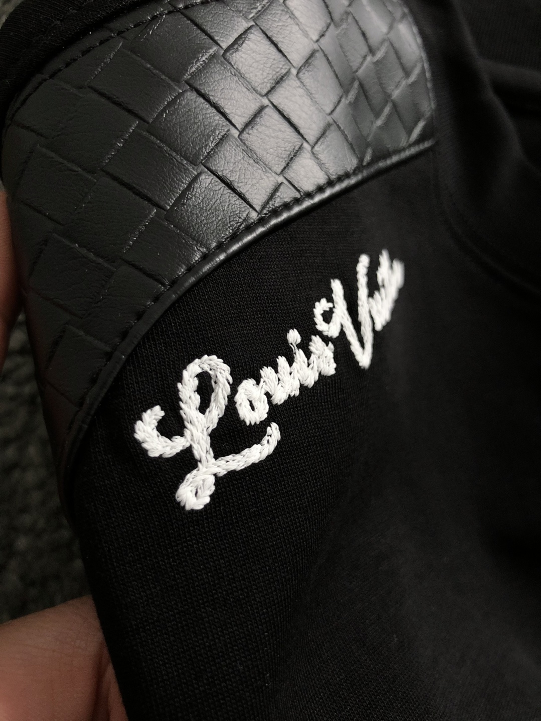 L牌**卡码拍小M-xxxl2026春夏短袖，以真皮拼接口袋款字母刺绣主调，巧妙拼接元素，打破传统短袖的