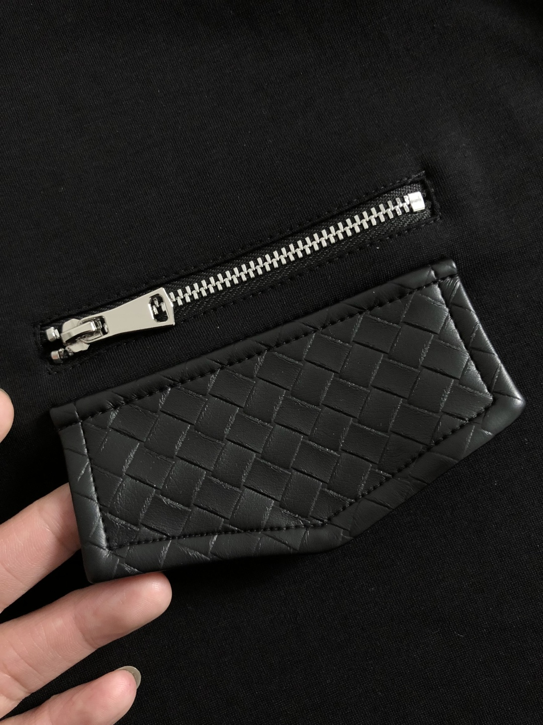 L牌**卡码拍小M-xxxl2026春夏短袖，以真皮拼接口袋款字母刺绣主调，巧妙拼接元素，打破传统短袖的