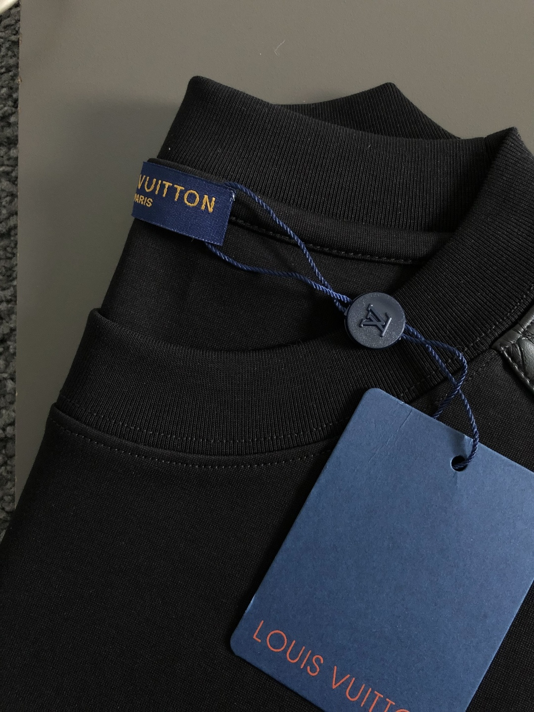 L牌**卡码拍小M-xxxl2026春夏短袖，以真皮拼接口袋款字母刺绣主调，巧妙拼接元素，打破传统短袖的