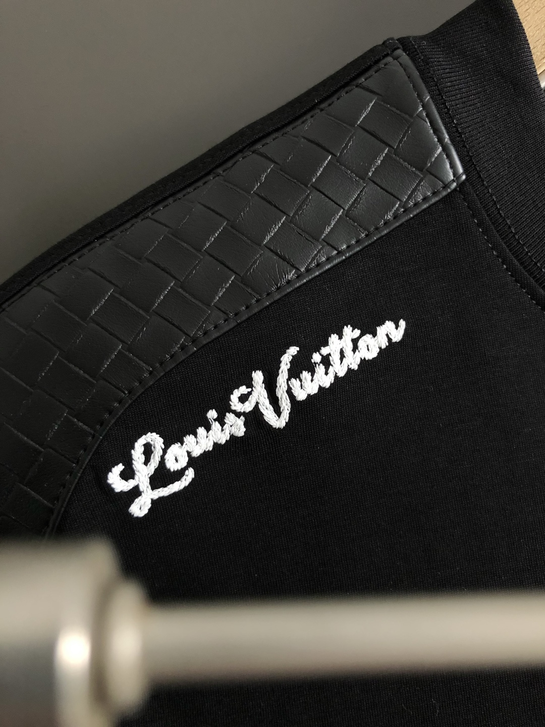 L牌**卡码拍小M-xxxl2026春夏短袖，以真皮拼接口袋款字母刺绣主调，巧妙拼接元素，打破传统短袖的