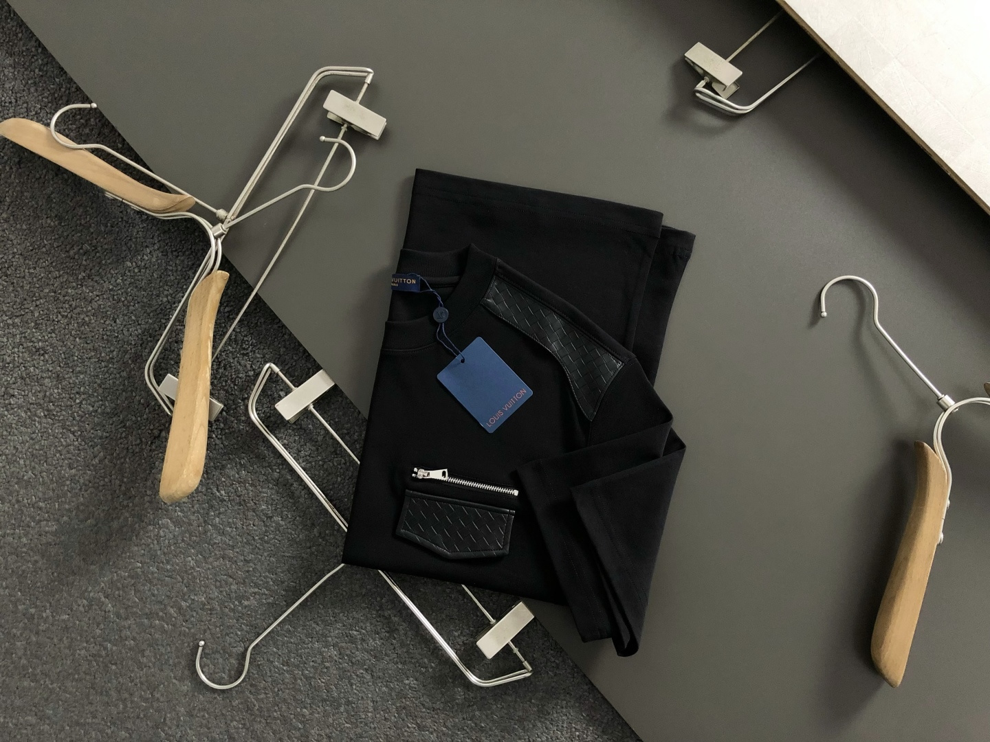 L牌**卡码拍小M-xxxl2026春夏短袖，以真皮拼接口袋款字母刺绣主调，巧妙拼接元素，打破传统短袖的