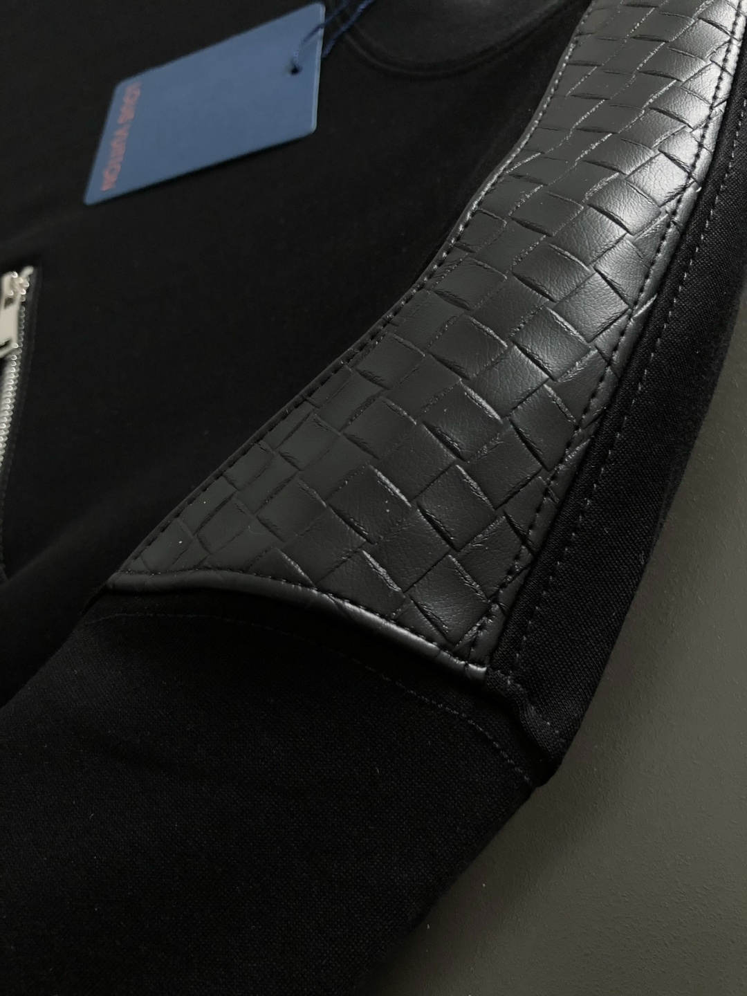 L牌**卡码拍小M-xxxl2026春夏短袖，以真皮拼接口袋款字母刺绣主调，巧妙拼接元素，打破传统短袖的