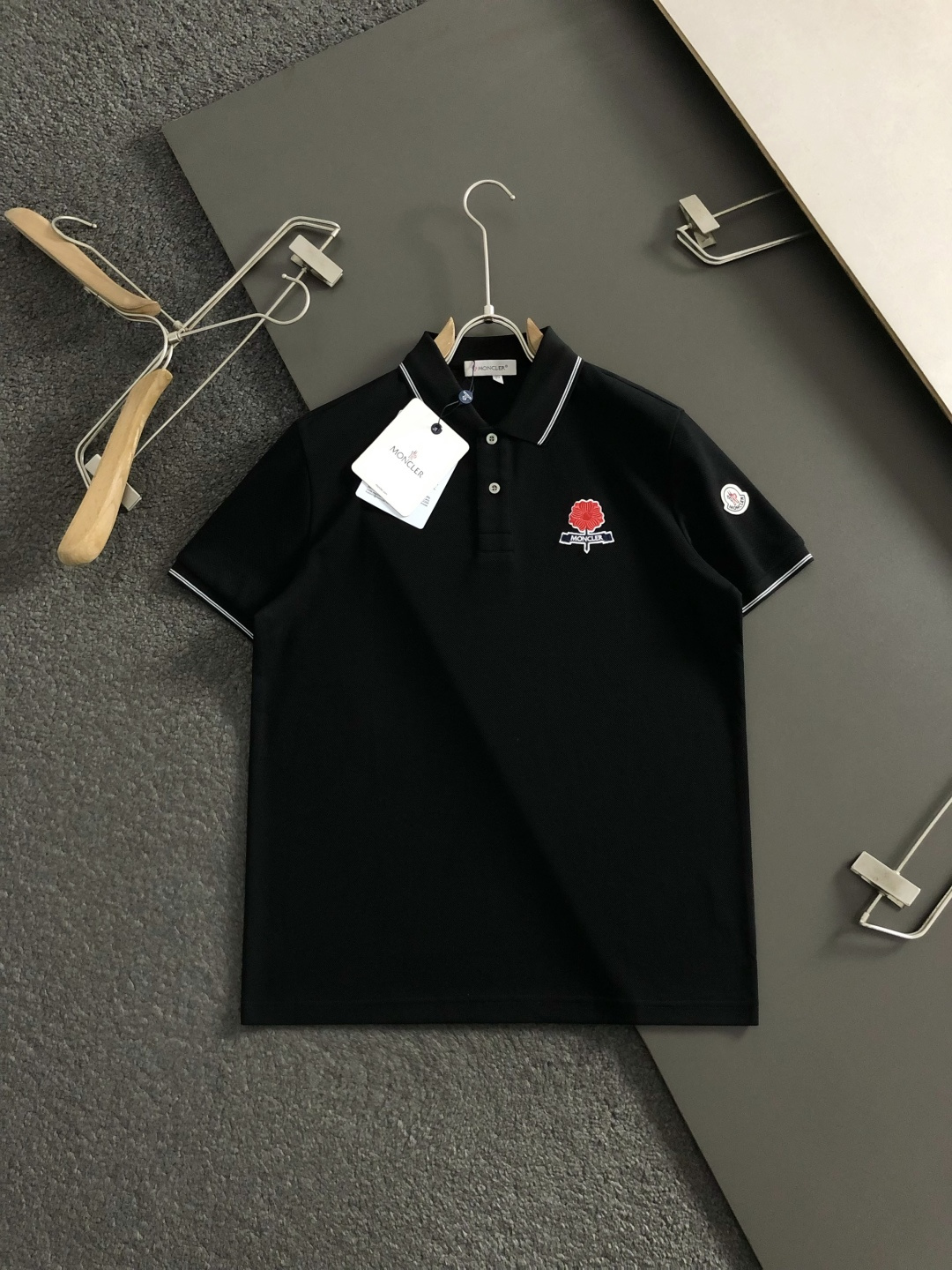 mon*正码正牌M-xxxl2026春夏短袖，以花朵滨湖字母刺绣主调，巧妙Polo领口提花元素，打破传统