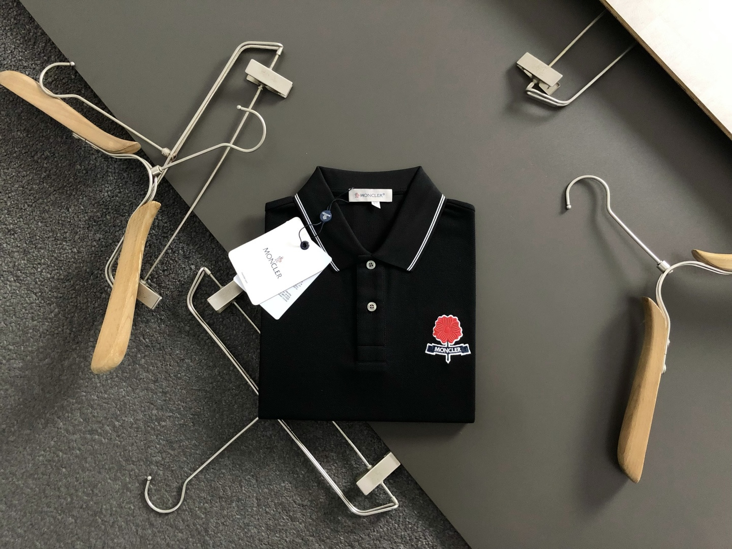 mon*正码正牌M-xxxl2026春夏短袖，以花朵滨湖字母刺绣主调，巧妙Polo领口提花元素，打破传统