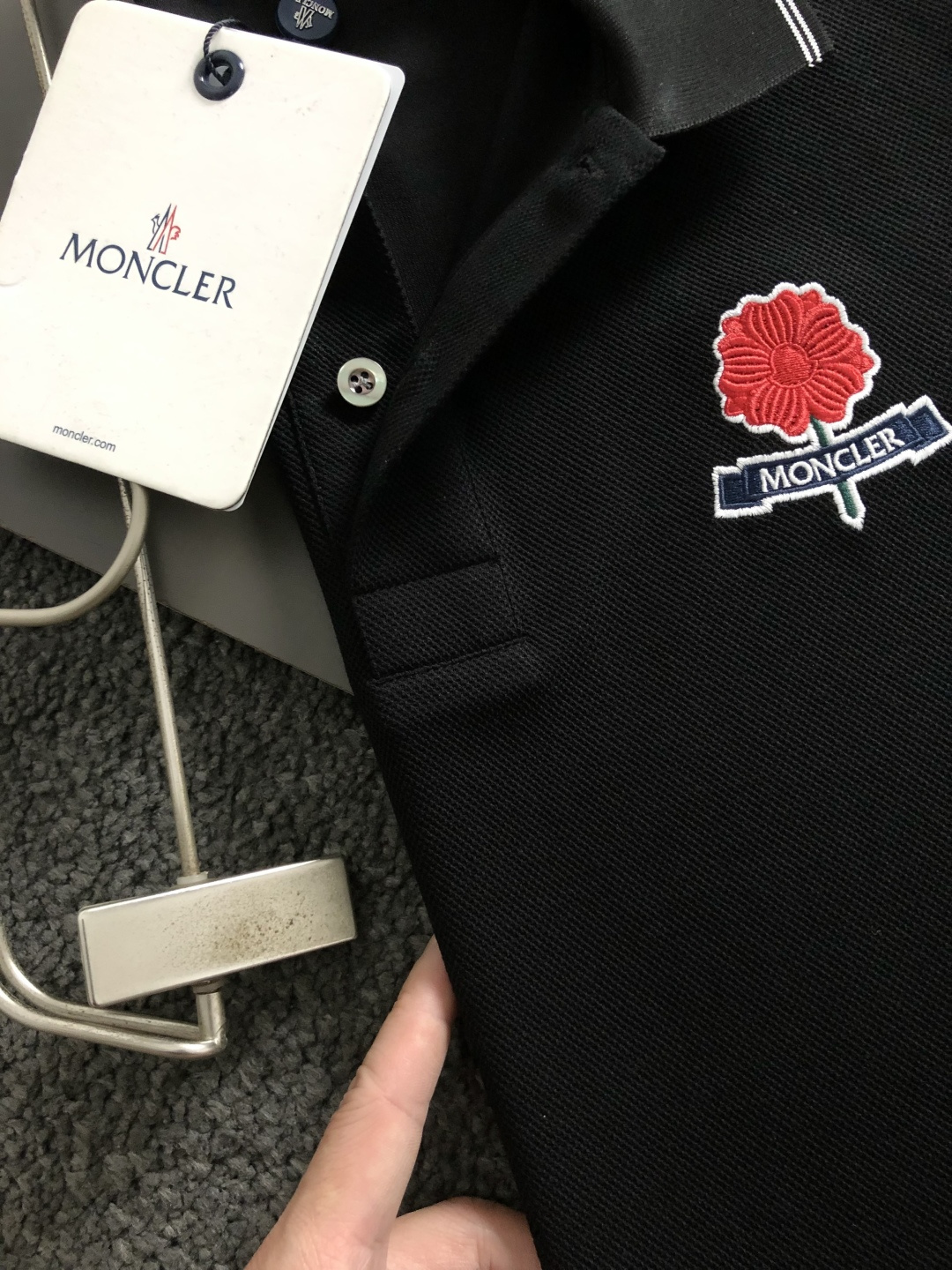 mon*正码正牌M-xxxl2026春夏短袖，以花朵滨湖字母刺绣主调，巧妙Polo领口提花元素，打破传统