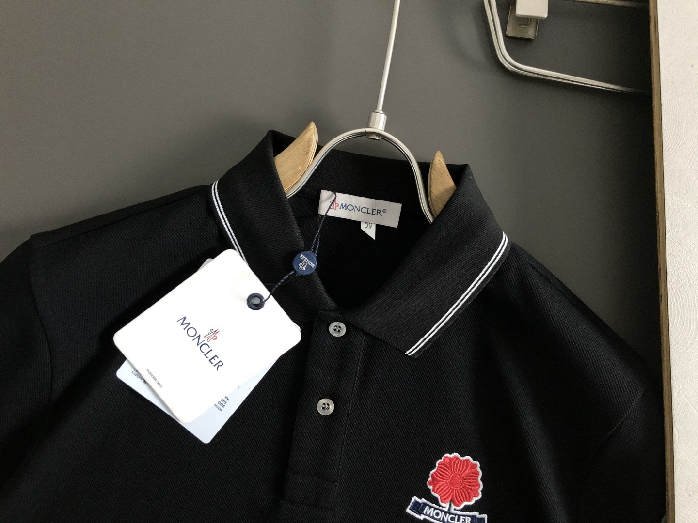 mon*正码正牌M-xxxl2026春夏短袖，以花朵滨湖字母刺绣主调，巧妙Polo领口提花元素，打破传统