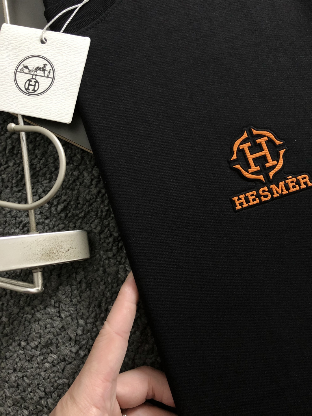 Hms**卡码拍小M-xxxl2026春夏短袖，以橙色H胶印植绒印花主调，巧妙融入撞色元素，打破传统短袖