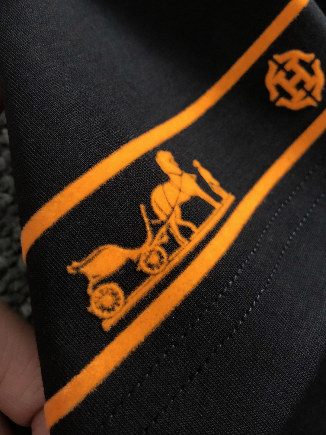 Hms**卡码拍小M-xxxl2026春夏短袖，以橙色H胶印植绒印花主调，巧妙融入撞色元素，打破传统短袖