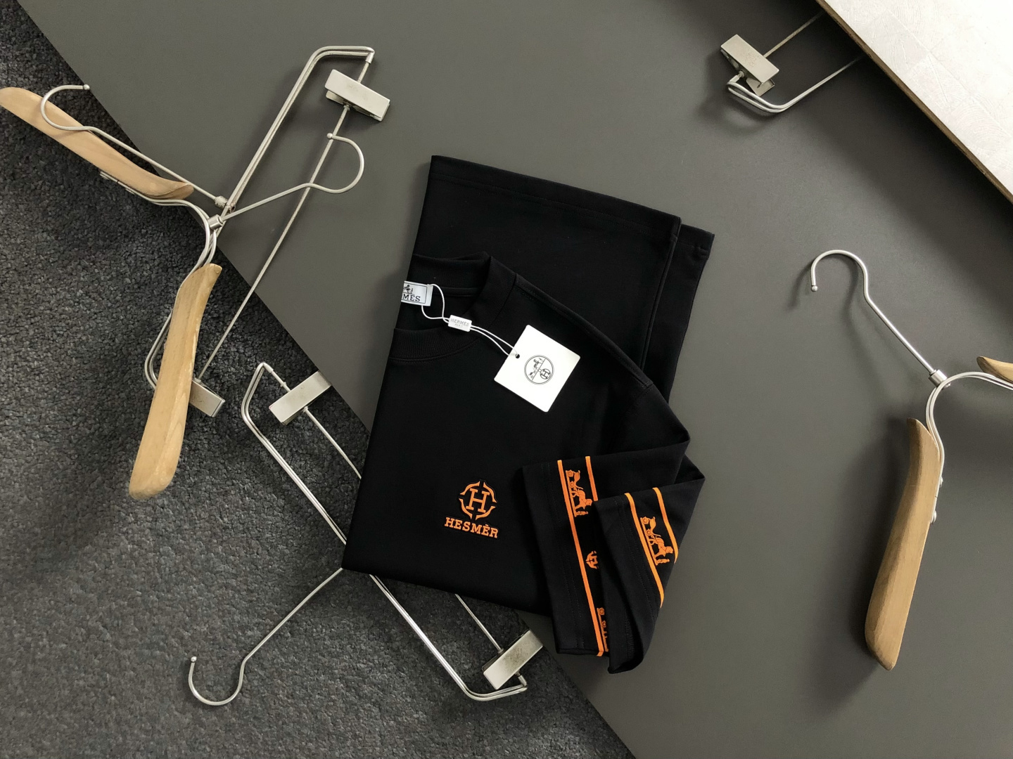 Hms**卡码拍小M-xxxl2026春夏短袖，以橙色H胶印植绒印花主调，巧妙融入撞色元素，打破传统短袖