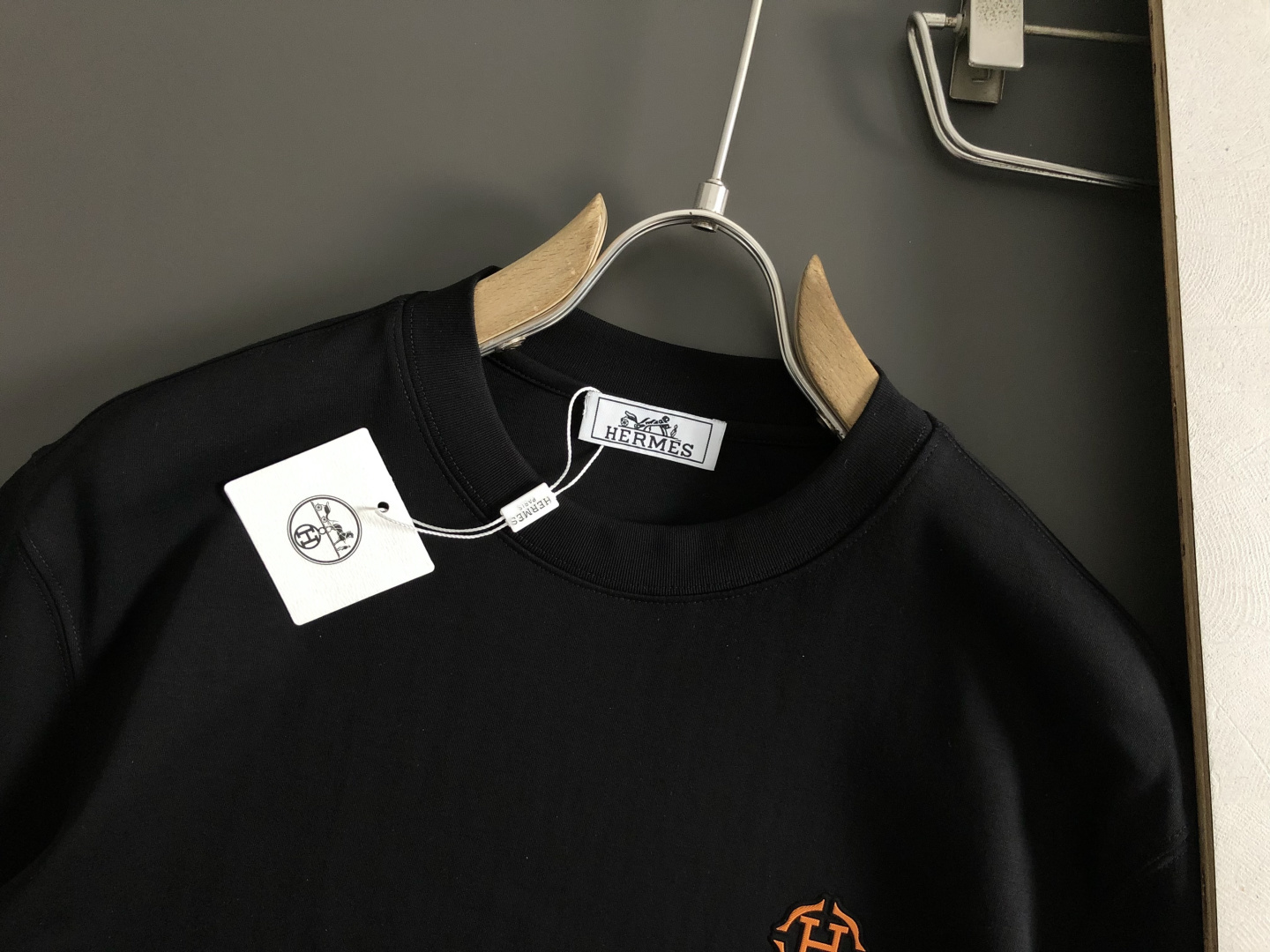 Hms**卡码拍小M-xxxl2026春夏短袖，以橙色H胶印植绒印花主调，巧妙融入撞色元素，打破传统短袖