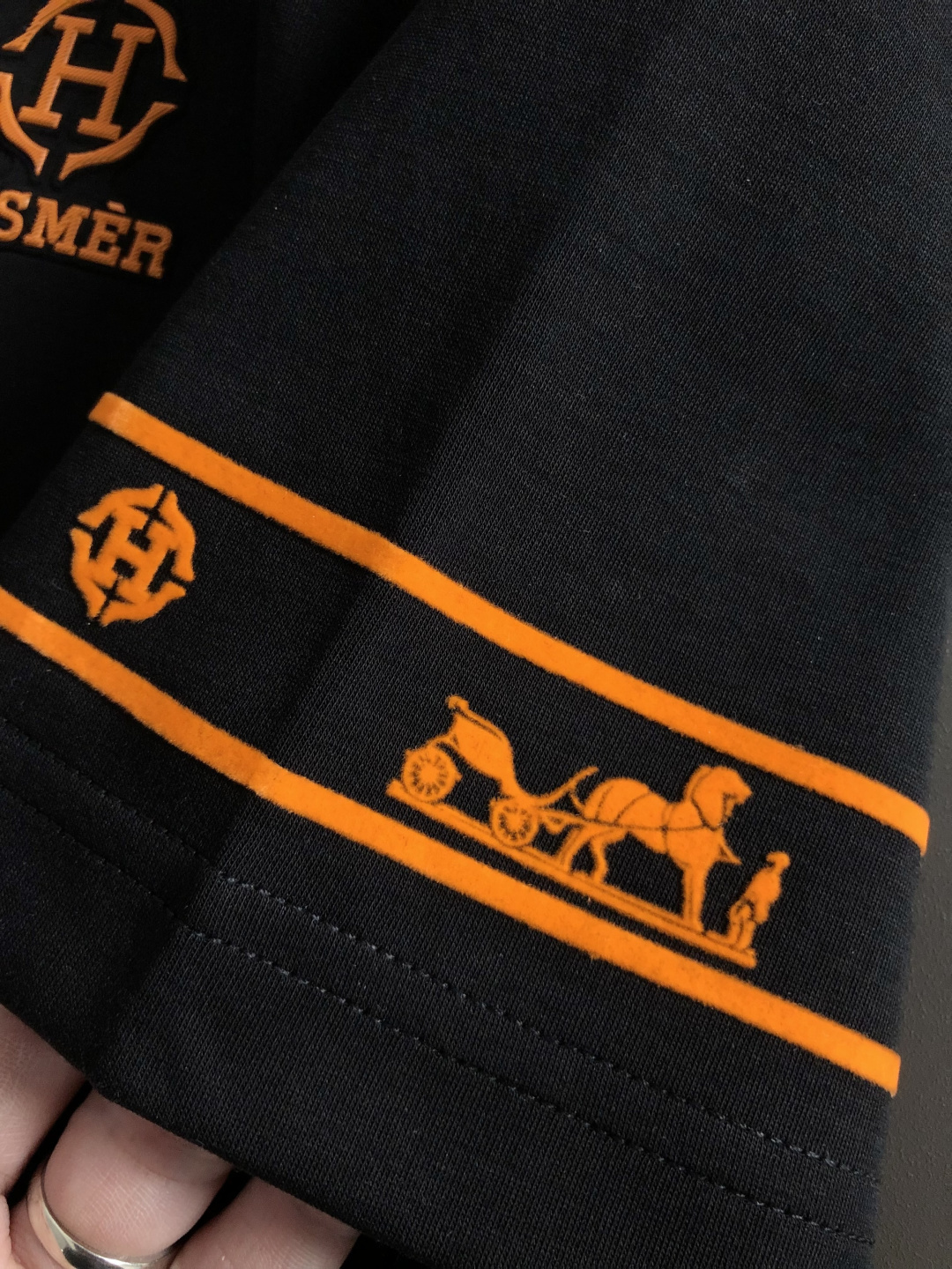 Hms**卡码拍小M-xxxl2026春夏短袖，以橙色H胶印植绒印花主调，巧妙融入撞色元素，打破传统短袖