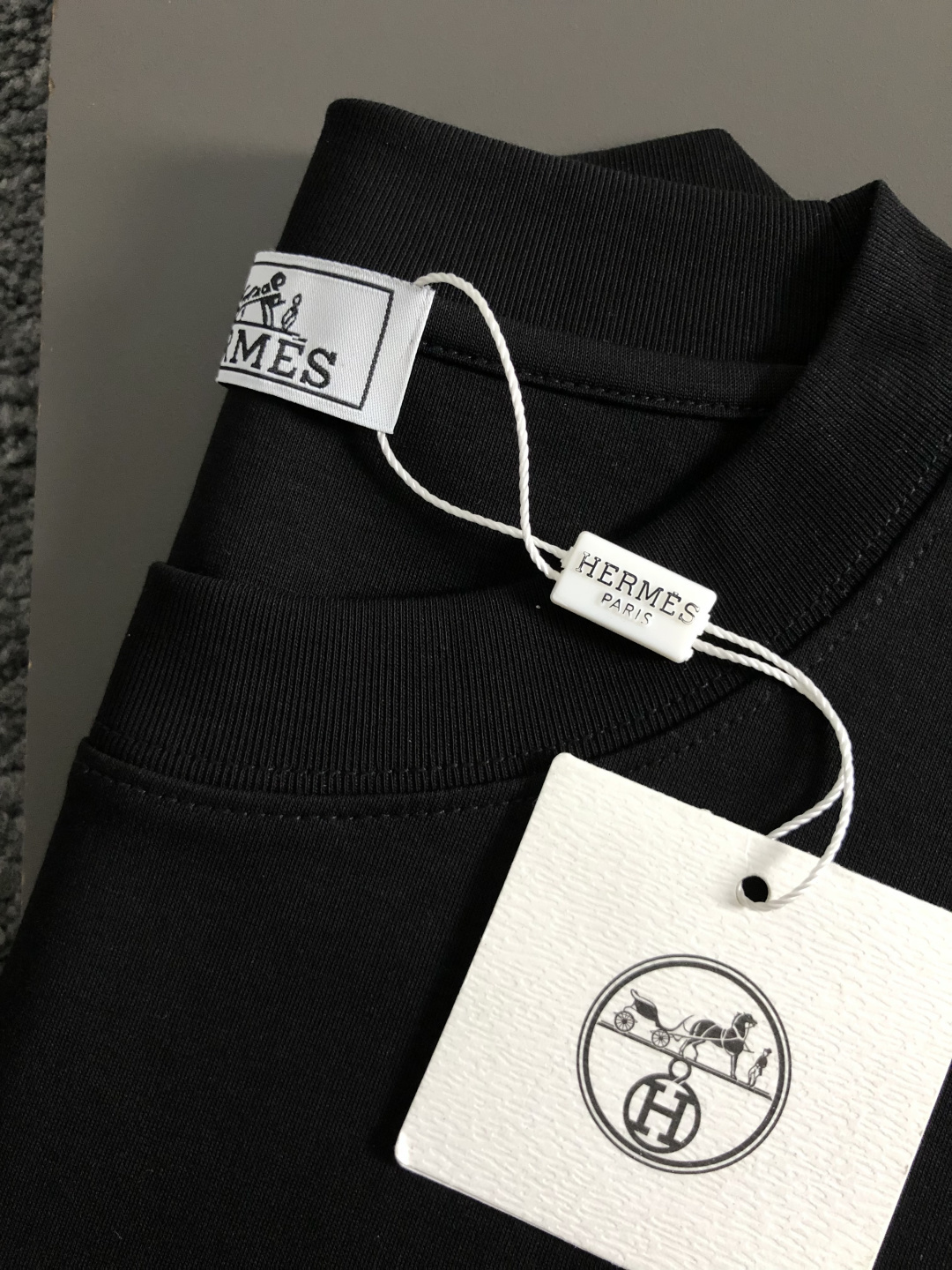 Hms**卡码拍小M-xxxl2026春夏短袖，以橙色H胶印植绒印花主调，巧妙融入撞色元素，打破传统短袖